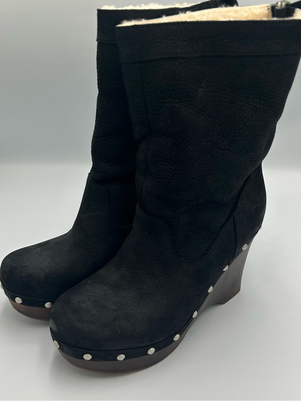 UGG Carnegie Black Suede Clog Boots Shearling Lining Size 6 Wooden Studded